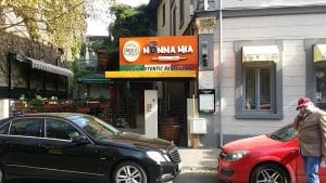 Piata Sfantul Stefan din Bucuresti, cu restaurantul Nonna Mia