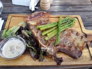 TrickSHOT, restaurant cu sala de bowling la Promenada Mall