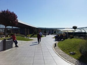 TrickSHOT, restaurant cu sala de bowling la Promenada Mall