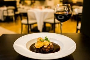 Arrosto di maiale al forno con patate novele e funghetti misti
