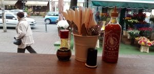 Un street food cu preturi mai mari decat la multe restaurante bune ale Bucurestiului, unele chiar la cativa pasi distanta. De ce se duc oamenii sa manance acolo intr-o rana si sa dea atatia bani, mie mi-e greu sa inteleg... GB