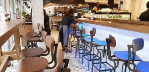 Un street food cu preturi mai mari decat la multe restaurante bune ale Bucurestiului, unele chiar la cativa pasi distanta. De ce se duc oamenii sa manance acolo intr-o rana si sa dea atatia bani, mie mi-e greu sa inteleg... GB