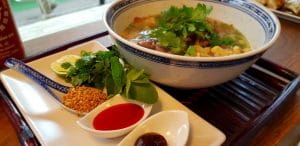 Un street food cu preturi mai mari decat la multe restaurante bune ale Bucurestiului, unele chiar la cativa pasi distanta. De ce se duc oamenii sa manance acolo intr-o rana si sa dea atatia bani, mie mi-e greu sa inteleg... GB