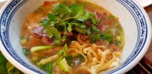 Un street food cu preturi mai mari decat la multe restaurante bune ale Bucurestiului, unele chiar la cativa pasi distanta. De ce se duc oamenii sa manance acolo intr-o rana si sa dea atatia bani, mie mi-e greu sa inteleg... GB