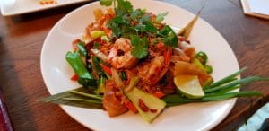 Un street food cu preturi mai mari decat la multe restaurante bune ale Bucurestiului, unele chiar la cativa pasi distanta. De ce se duc oamenii sa manance acolo intr-o rana si sa dea atatia bani, mie mi-e greu sa inteleg... GB