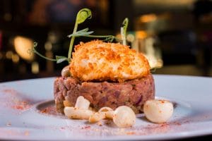 Tartar de vita cu ciuperci Shmeji si ou poche crocant