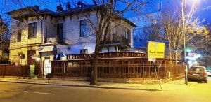 Biserica Precupetii Vechi, cu Trattoria Amore, Templul Soarelui si Moudys Kitchen in jur