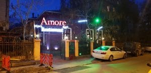 Biserica Precupetii Vechi, cu Trattoria Amore, Templul Soarelui si Moudys Kitchen in jur