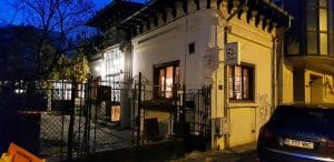 Biserica Precupetii Vechi, cu Trattoria Amore, Templul Soarelui si Moudys Kitchen in jur