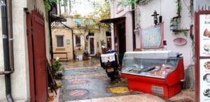 Curtea restaurantului italienesc Belli Siciliani din strada Matasari in Bucuresti