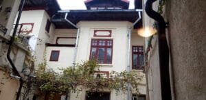 Curtea restaurantului italienesc Belli Siciliani din strada Matasari in Bucuresti