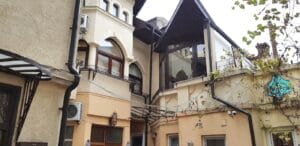 Curtea restaurantului italienesc Belli Siciliani din strada Matasari in Bucuresti