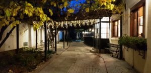 Gradina Moudys Kitchen, restaurant cu specific oriental - sirian, turcesc si armean