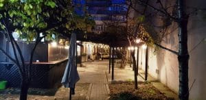 Gradina Moudys Kitchen, restaurant cu specific oriental - sirian, turcesc si armean