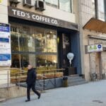 Piata Victoriei vazuta din Teds Coffee Co