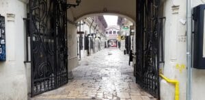 Strada Lipscani din Bucuresti, cu The Ace si alte restaurante