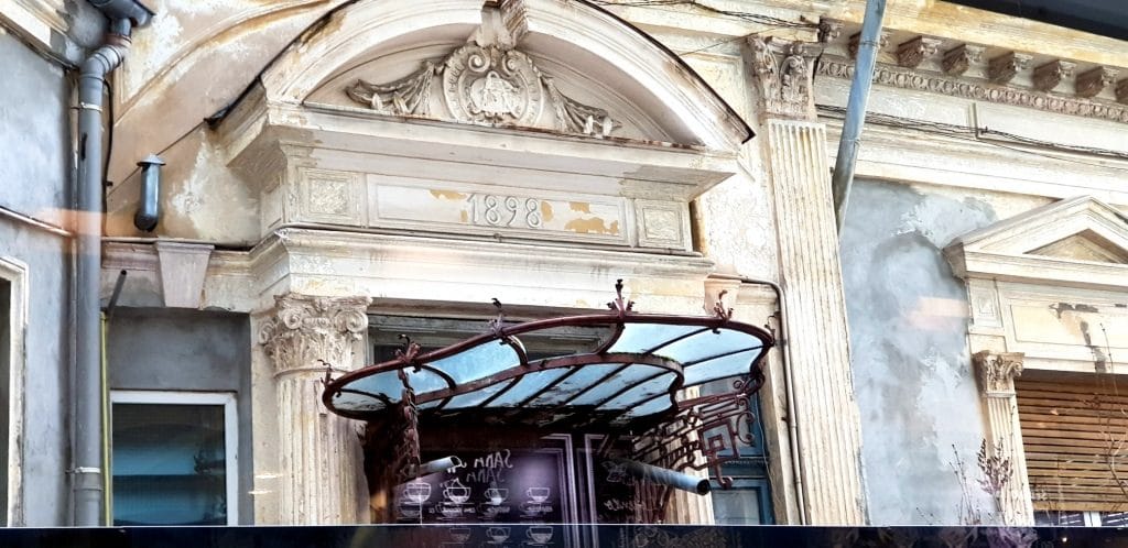 Strazile Maria Rosetti, Toamnei si Popa Petre, cu restaurantele Sara si Nicoresti 