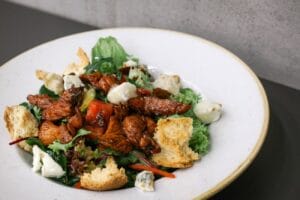 Chicken Balsamico Salad la restaurantul AV8 din Piata Victoriei