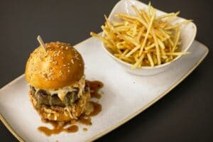 Koreean Kimchi Burger la restaurantul AV8 din Piata Victoriei