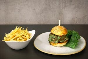 Koreean Kimchi Burger la restaurantul AV8 din Piata Victoriei