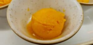 Deconstructed Mango Passion Fruit Cheesecake  la restaurantul AV8 din Piata Victoriei