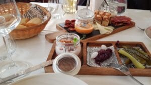 Trei, restaurant cu buctarie internationala pe Calea Calarasilor in Bucuresti