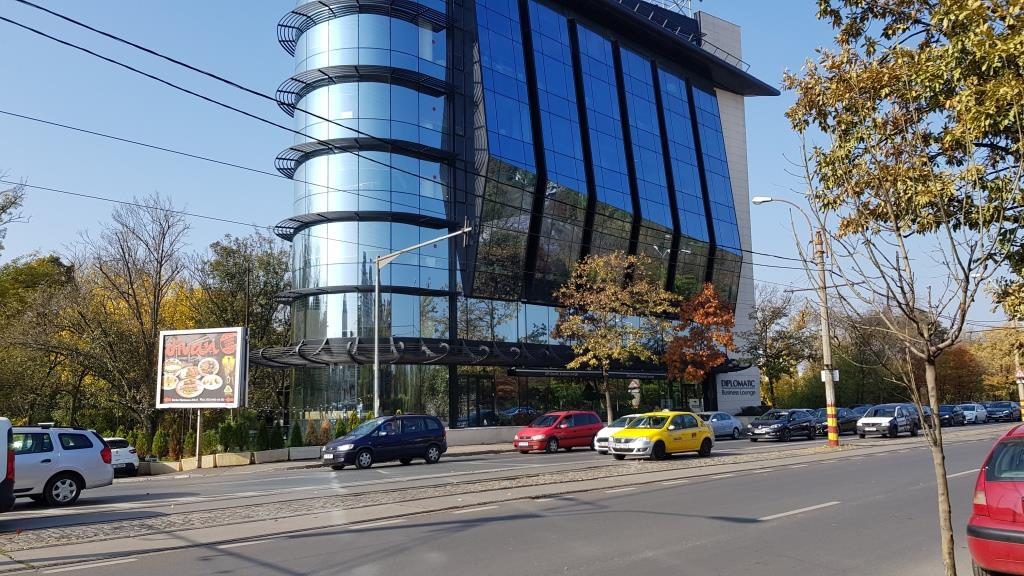 Bulevardul Barbu Vacarescu, cladirea neagra cu restaurantul Divan