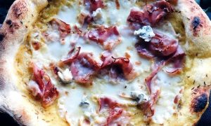 Pizza Mania la Piata Victoriei in Bucuresti, bistrou de pizza sarata si paste