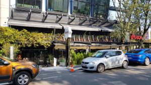 Strada Gheorghe Titeica, cu restaurantul turcesc Divan si cu Gustosi Momenti