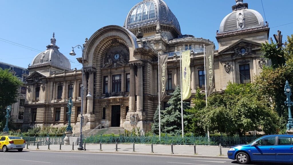 Calea Victoriei cu restaurantele Le Bab si Caru cu Bere