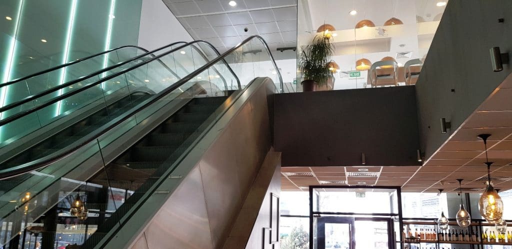 Benedict Bistro Cafe de la Europa House in Piata Victoriei din Bucuresti