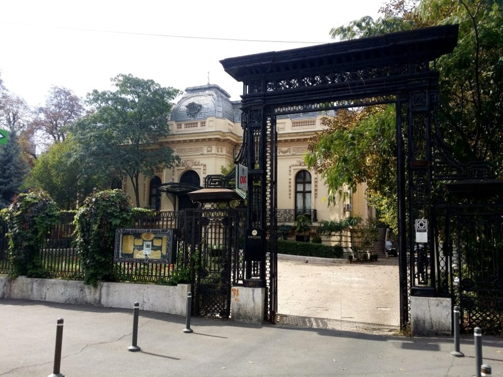 Casa Oamenilor de Stiinta - poarta monumentala