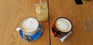 Grand cappuccino la Gram Bistro in Piata Victoriei