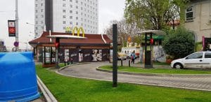 In jurul strazii Buzesti, cu numeroase restaurante, cafenele si alte localuri