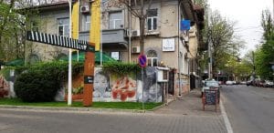 In jurul strazii Buzesti, cu numeroase restaurante, cafenele si alte localuri