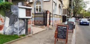 In jurul strazii Buzesti, cu numeroase restaurante, cafenele si alte localuri