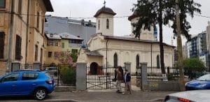 In jurul strazii Buzesti, cu numeroase restaurante, cafenele si alte localuri
