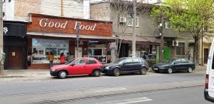 In jurul strazii Buzesti, cu numeroase restaurante, cafenele si alte localuri