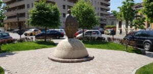 Piata Bucur, cu Clubul si Memorialul Colectiv si restaurantul vietnamez Thang Long