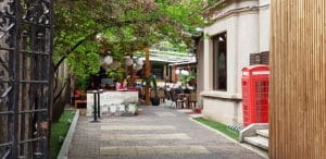 Piata Lahovary, cu restaurantele COS, The Embassy, Avalon, Benihana, Trattoria Romana si altele