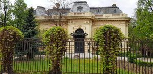 Piata Lahovary, cu restaurantele COS, The Embassy, Avalon, Benihana, Trattoria Romana si altele