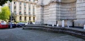 Piata Revolutiei din Bucuresti, cu Restaurantul Medieval Excalibur