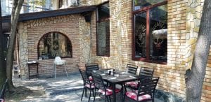 Piccadilly, restaurant international cu terasa in strada Vulturilor din Bucuresti