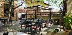 Piccadilly, restaurant international cu terasa in strada Vulturilor din Bucuresti