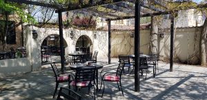 Piccadilly, restaurant international cu terasa in strada Vulturilor din Bucuresti