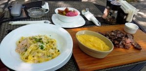 Piccadilly, restaurant international cu terasa in strada Vulturilor din Bucuresti