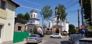 Strada Iancu Capitanu cu Biserica Pantelimon, restaurantele El Torito si Karishma