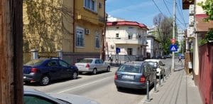 Strada Iancu Capitanu cu Biserica Pantelimon, restaurantele El Torito si Karishma