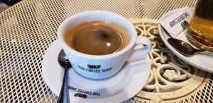 The Coffee Shop Amzei, cafenea cu o cafegita acra si cu una normala