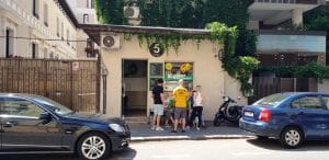 5 to Go Caderea Bastiliei, o cafenea mica